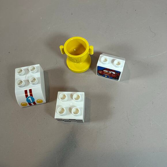 4 Duplo Lego Bricks Replacement Pieces Disney Cars Lightning McQueen's Race Day - Picture 2 of 4